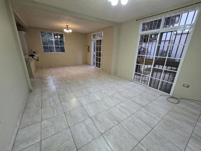 En El Hatillo, AMPLIOS ESPACIOS,TOTALMENTE CERCADO,3 Hab+Hab.servicio+AMPLIO Patio y JARDIN,2 Parqueos - Imagen 9