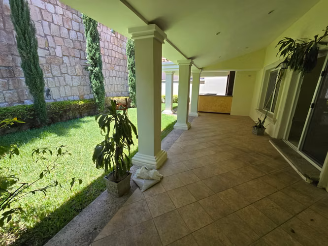 Col.Lomas del Guijarro Sur/Villas Liquidámbar/Espaciosa/Circuito Cerrado/Area social/4 Hab+2 Salas+Vestibulo+Terraza - Imagen 15