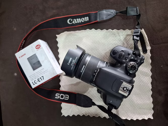 SE VENDE CAMARA CANON EOS REBEL T7I 