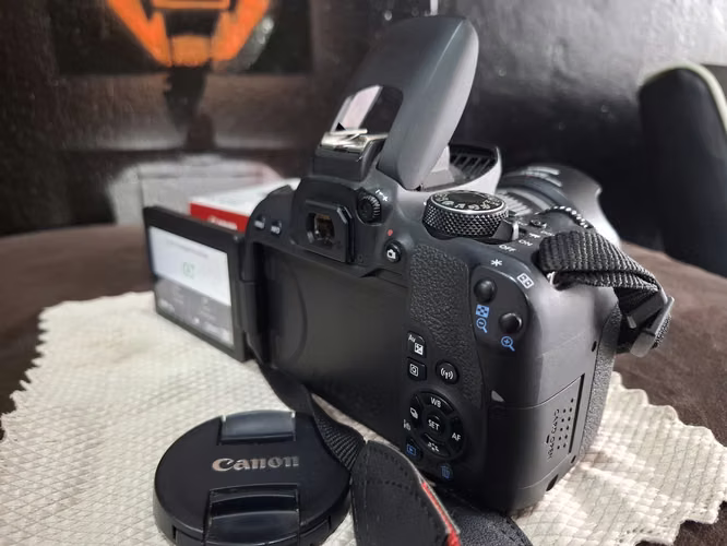 SE VENDE CAMARA CANON EOS REBEL T7I 