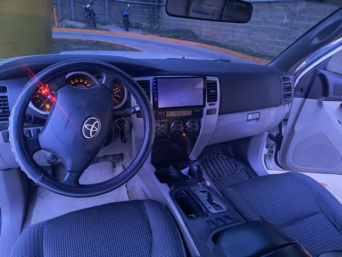 Linda Toyota 4Runner 4x2 año 2005 , Automática 