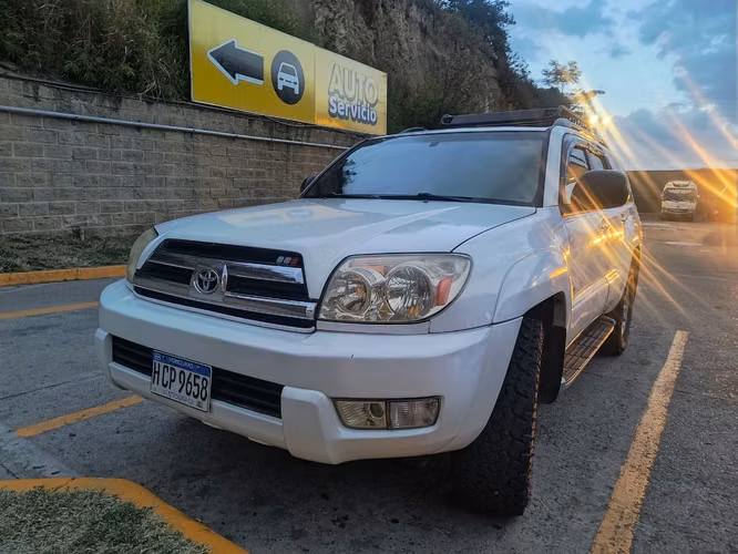 Linda Toyota 4Runner 4x2 año 2005 , Automática 