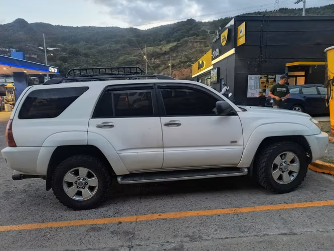 Linda Toyota 4Runner 4x2 año 2005 , Automática 