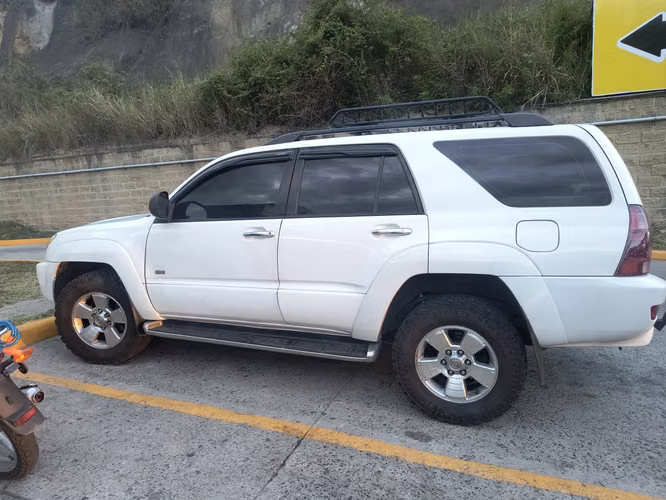 Linda Toyota 4Runner 4x2 año 2005 , Automática 