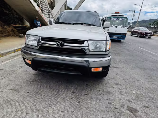 Toyota 4RUNNER AÑO 2002 , Recién ingresada , carro en óptimo estado , camioneta , 4x2 V6 , automática 