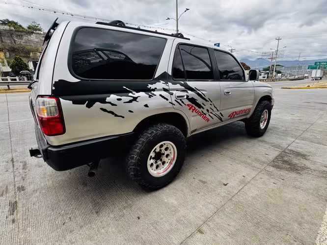 Toyota 4RUNNER AÑO 2002 , Recién ingresada , carro en óptimo estado , camioneta , 4x2 V6 , automática 