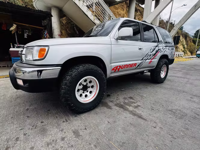 Toyota 4RUNNER AÑO 2002 , Recién ingresada , carro en óptimo estado , camioneta , 4x2 V6 , automática 