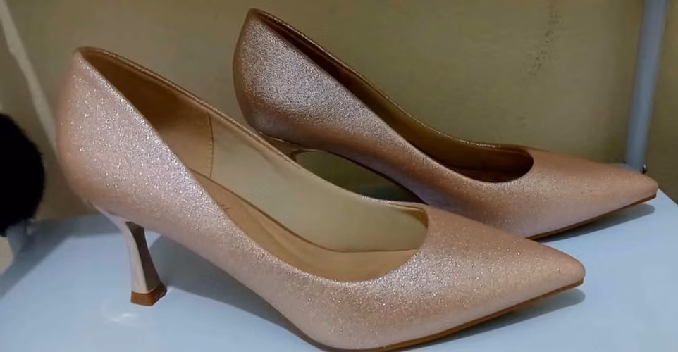 Zapatos de tacon oro y zaptos plataformas no muy altos