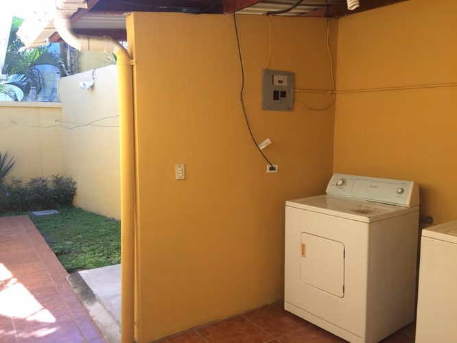 SE ALQUILA APARTAMENTO EN RESIDENCIAL LOS CEDROS - Imagen 8