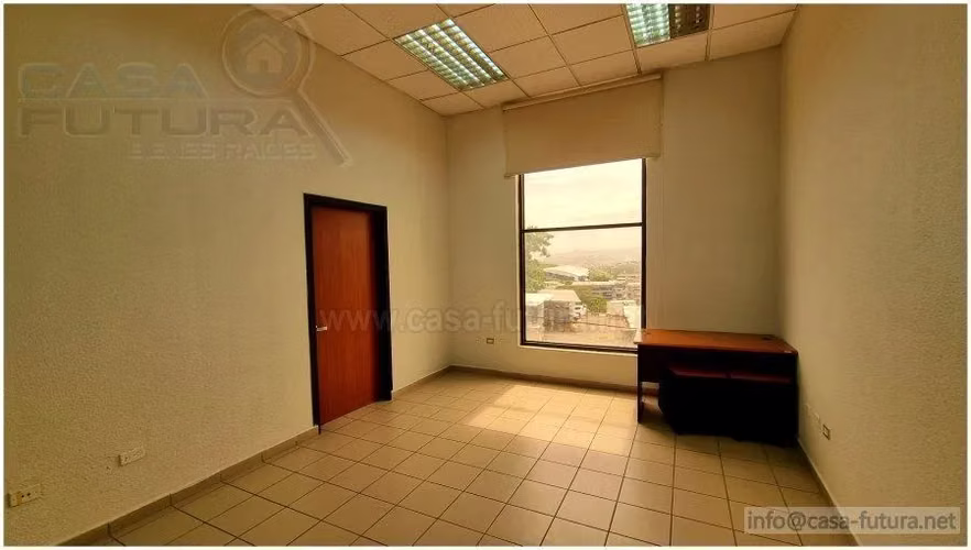 Edificio Comercial con Oficinas y Bodega en RENTA en el Trapiche