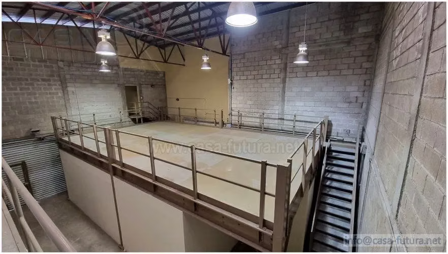 Edificio Comercial con Oficinas y Bodega en RENTA en el Trapiche