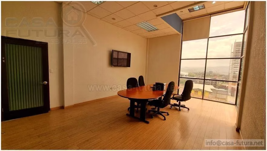 Edificio Comercial con Oficinas y Bodega en RENTA en el Trapiche