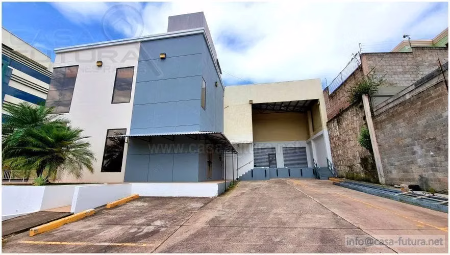 Edificio Comercial con Oficinas y Bodega en RENTA en el Trapiche