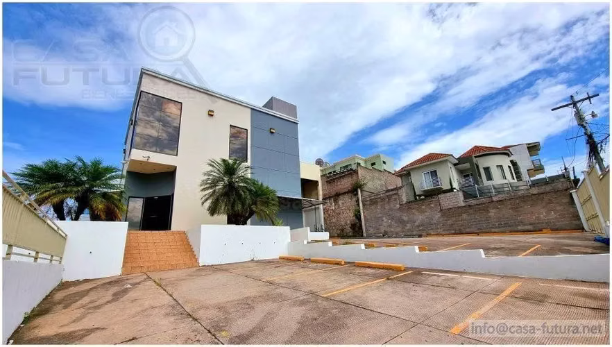 Edificio Comercial con Oficinas y Bodega en RENTA en el Trapiche