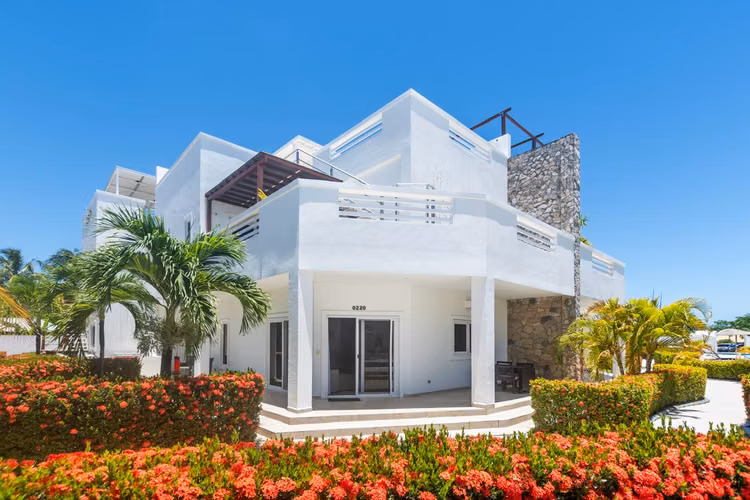 Villa con acceso al mar, piscina y con potencial de rentas!