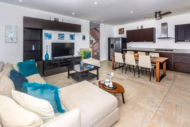 Villa con acceso al mar, piscina y con potencial de rentas!