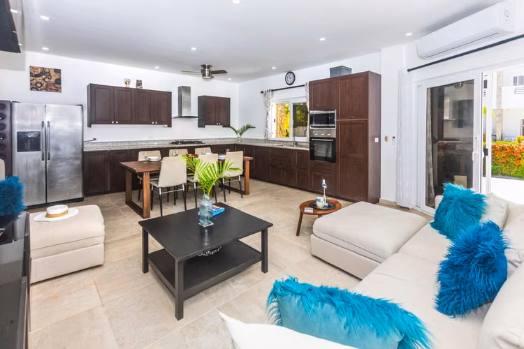 Villa con acceso al mar, piscina y con potencial de rentas!