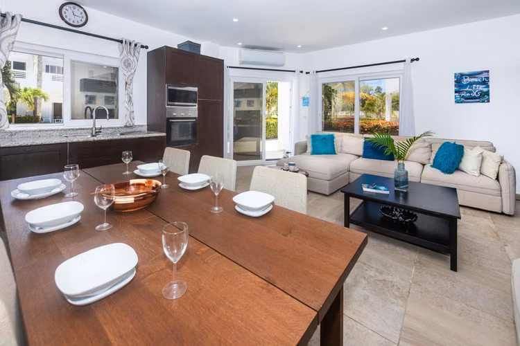 Villa con acceso al mar, piscina y con potencial de rentas!