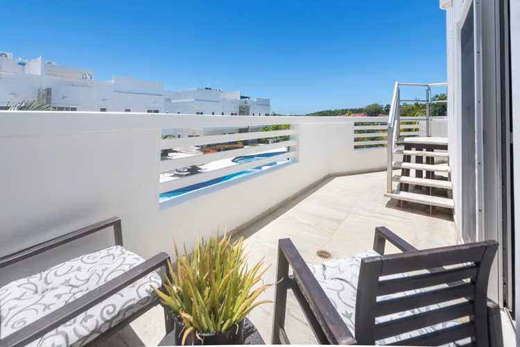 Villa con acceso al mar, piscina y con potencial de rentas!