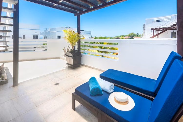 Villa con acceso al mar, piscina y con potencial de rentas!