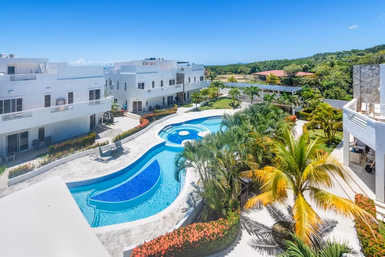 Villa con acceso al mar, piscina y con potencial de rentas!