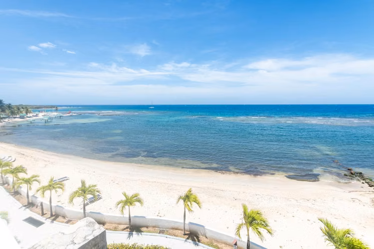 Villa con acceso al mar, piscina y con potencial de rentas!