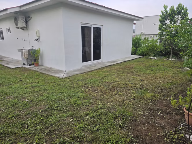  Se alquila casa amueblada en Altos de Valencia, S.P.S.  Confort, seguridad y estilo en un solo nivel – ¡lista para m