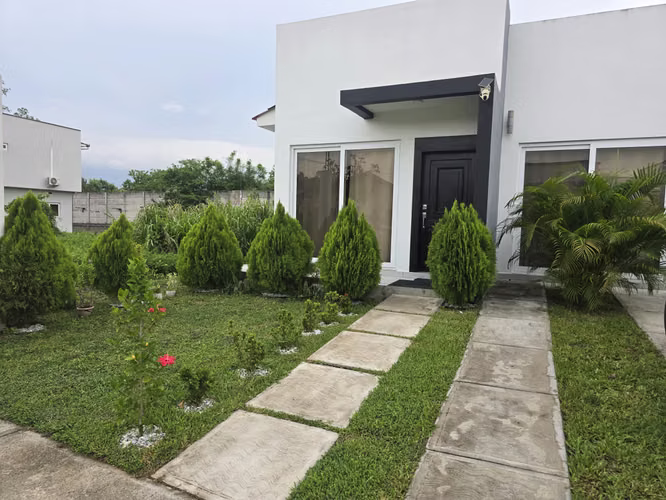  Se alquila casa amueblada en Altos de Valencia, S.P.S.  Confort, seguridad y estilo en un solo nivel – ¡lista para m