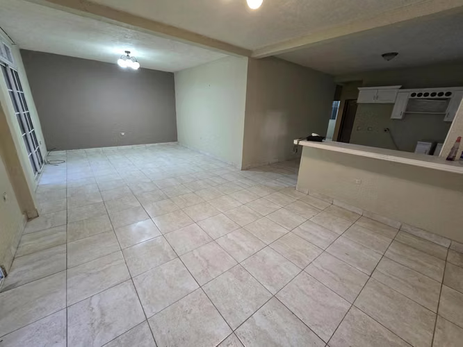 En El Hatillo,CASA CON GRANDES ESPACIOS,TOTALMENTE CERCADO,3 Hab+Hab.servicio+Patio y Jardin+Parqueo