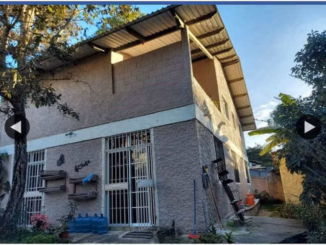 En El Hatillo,CASA CON GRANDES ESPACIOS,TOTALMENTE CERCADO,3 Hab+Hab.servicio+Patio y Jardin+Parqueo - Imagen 10