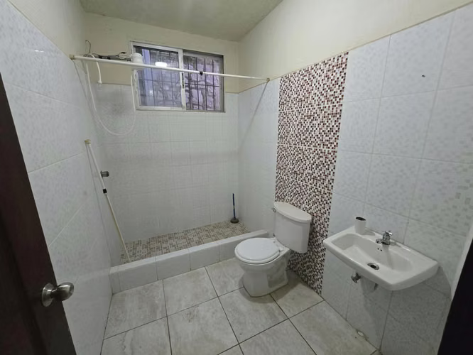 En El Hatillo,CASA CON GRANDES ESPACIOS,TOTALMENTE CERCADO,3 Hab+Hab.servicio+Patio y Jardin+Parqueo - Imagen 5
