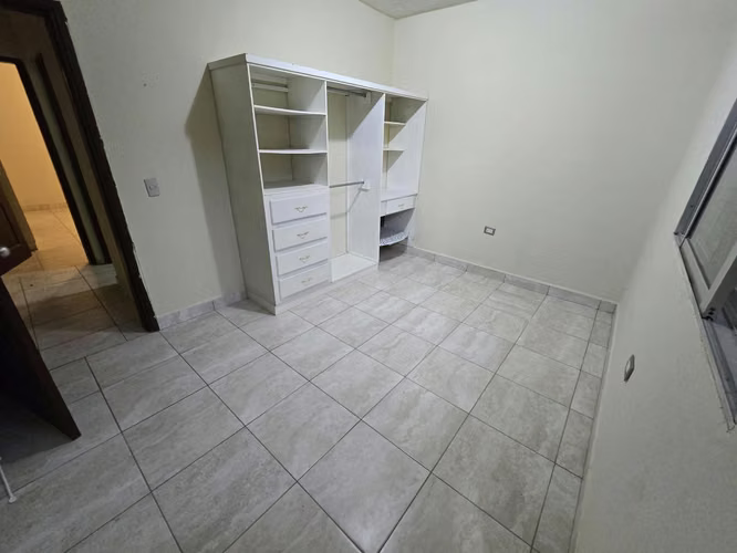 En El Hatillo,CASA CON GRANDES ESPACIOS,TOTALMENTE CERCADO,3 Hab+Hab.servicio+Patio y Jardin+Parqueo - Imagen 4