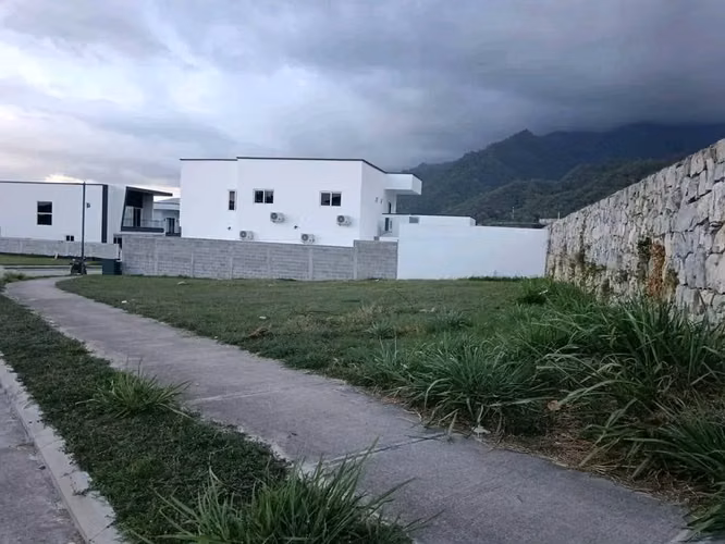 TERRENO EN VENTA EN BOSQUES DE JARAGUA