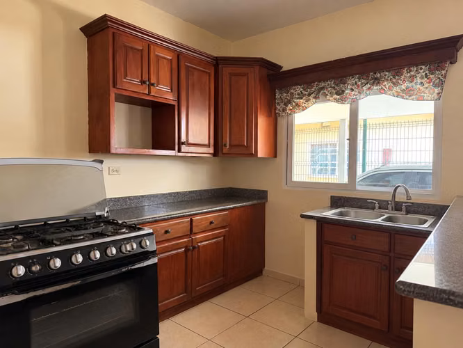  ¡HERMOSA CASA EN VENTA – COL. SAN ROBERTO DE SULA, SAN PEDRO SULA!  - Imagen 2