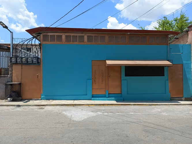 Se vende propiedad incluye 2 locales y 4 apartamentos con todo ya Rentado  - Imagen 2