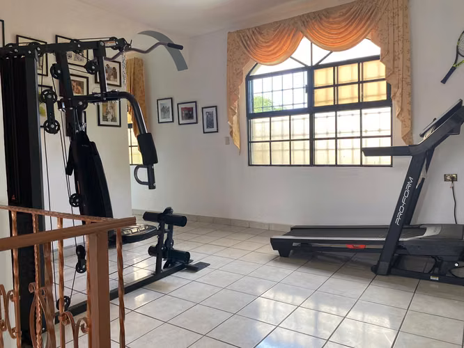 SE VENDE CASA EN RESIDENCIAL SAN CARLOS DE SULA SAN PEDRO SULA - Imagen 3