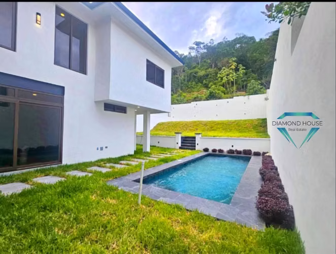 CASA EN VENTA MERENDON HILLS