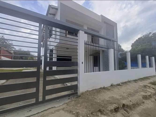 SE VENDE AMPLIA CASA DE ESQUINA SOBRE LA 27 CALLE