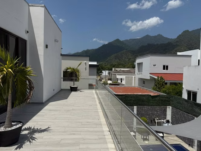 Hermosa casa en venta en Residencial Bosques de Jaragua