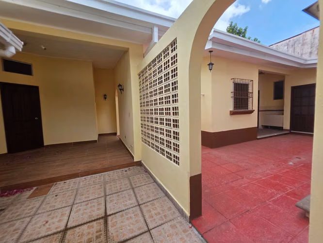 SE ALQUILA AMPLIA CASA EN BARRIO RÍO PIEDRAS-SAN PEDRO SULA - Imagen 2