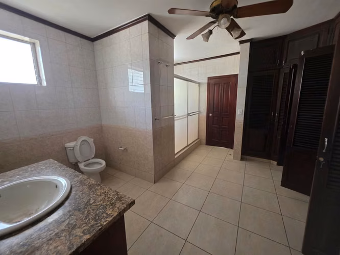 SE ALQUILA AMPLIA CASA EN BARRIO RÍO PIEDRAS-SAN PEDRO SULA - Imagen 8
