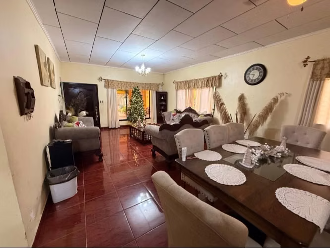 Casa en venta, en Colonia Casa Blanca a 2 cuadras de la Cerveceria y a una cadena de la posta policial - Imagen 5