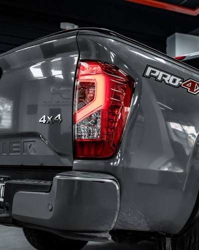 Stops / Calaveras Traseras Nissan Frontier PRO-4X Originales (Seminuevos - Impecables)