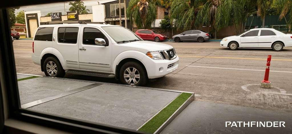  Nissan Pathfinder 4x4 en Excelente Estado – 3 Filas – ¡Financiamiento Disponible!  Precio Especial Hoy - Imagen 2