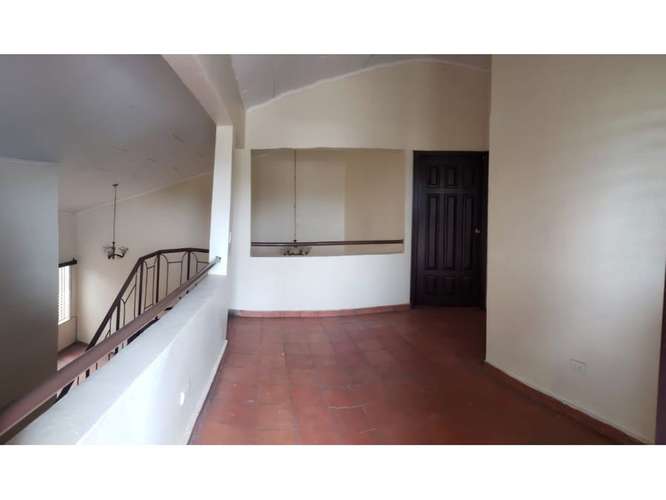 Col. Miraflores/Circuito Cerrado Pequeño/Casa amplia,4 Hab+Hab.servicio+Parqueo+Amplio patio - Imagen 6