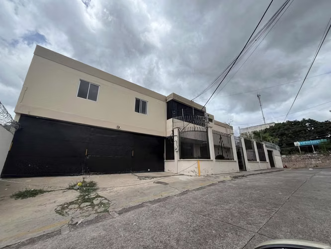 It is rent Extensive House for Col offices. Palmira