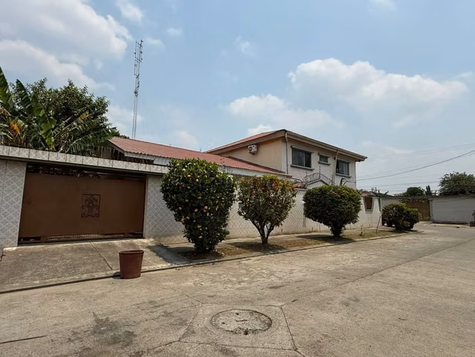 Amplia Propiedad Residencial con Potencial Comercial - Imagen 12
