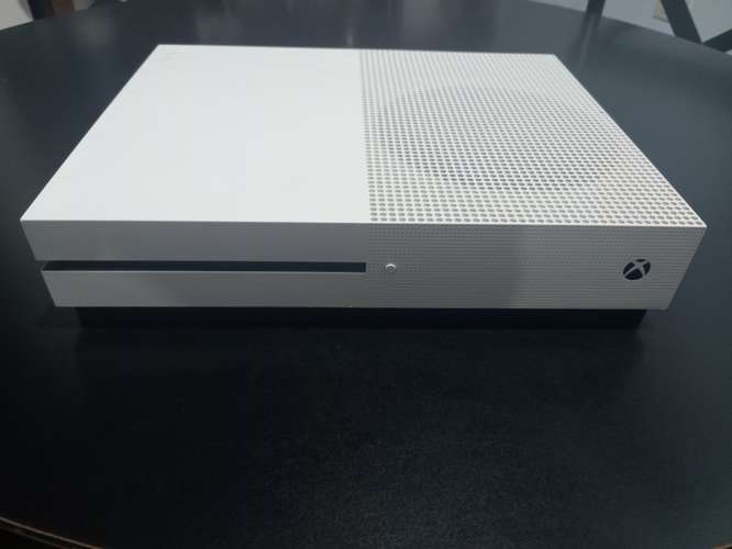 Xbox One S con Red Dead Redemption 2 y 20 Juegos Digitales 