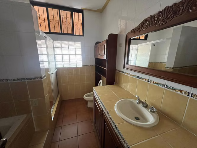 Se Renta Hermosa Casa Col. Lomas del Guijarro - Imagen 11