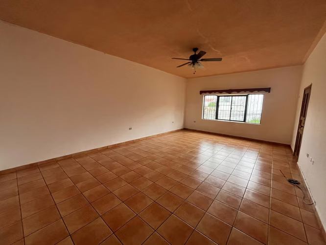 Se Renta Hermosa Casa Col. Lomas del Guijarro - Imagen 12